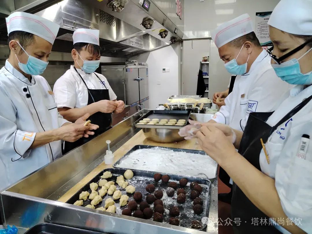 塔林鼎尚餐飲西鉆運營中心：自制月餅迎中秋，共筑民族一家親